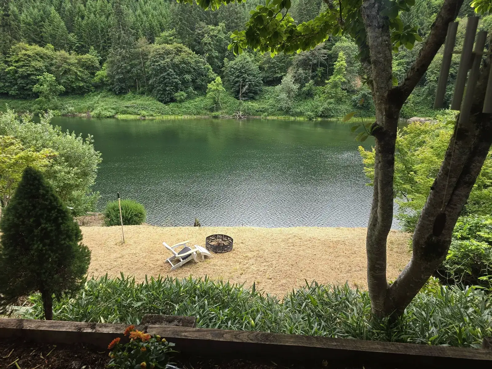 Scenic wooded lake property in Oregon